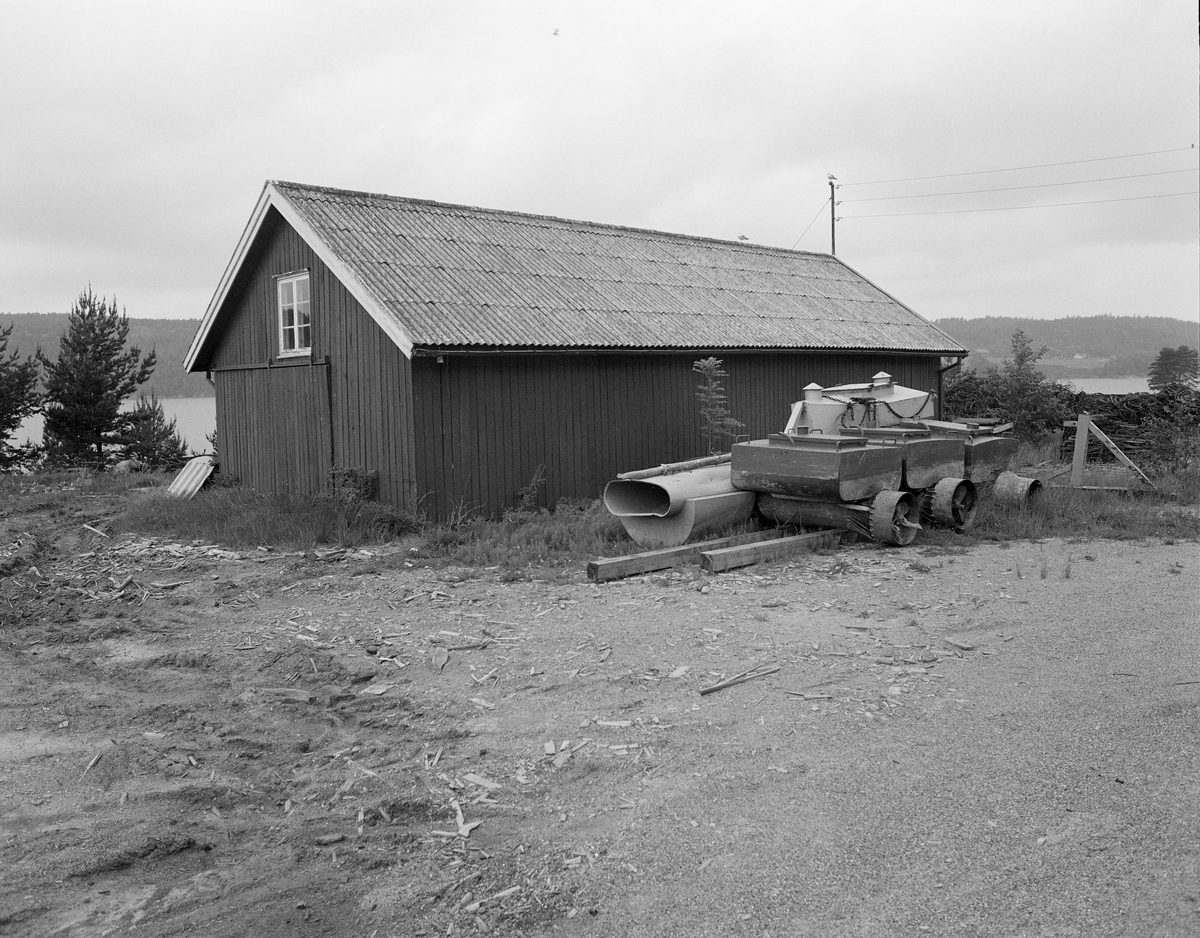 Bygninger på Furuholmen, driftsbygninger brukt i forbindelse med tømmerfløting på innsjøen Øyeren og Glomma. Varteig, Østfold. Lager, verksted.