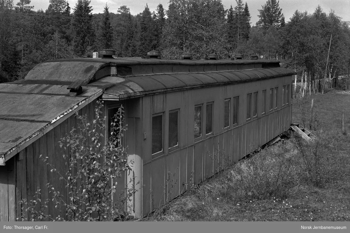 Vognkassen til Rørosbanens sove- og sittevogn litra Bo nr. 214, her som hytte ved Garli stasjon på Dovrebanen