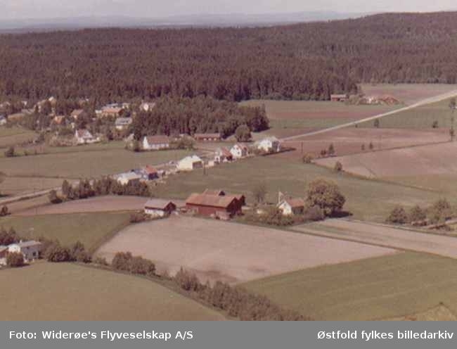 Flyfoto av gårdsbruk. Bjørnstad i Tune.