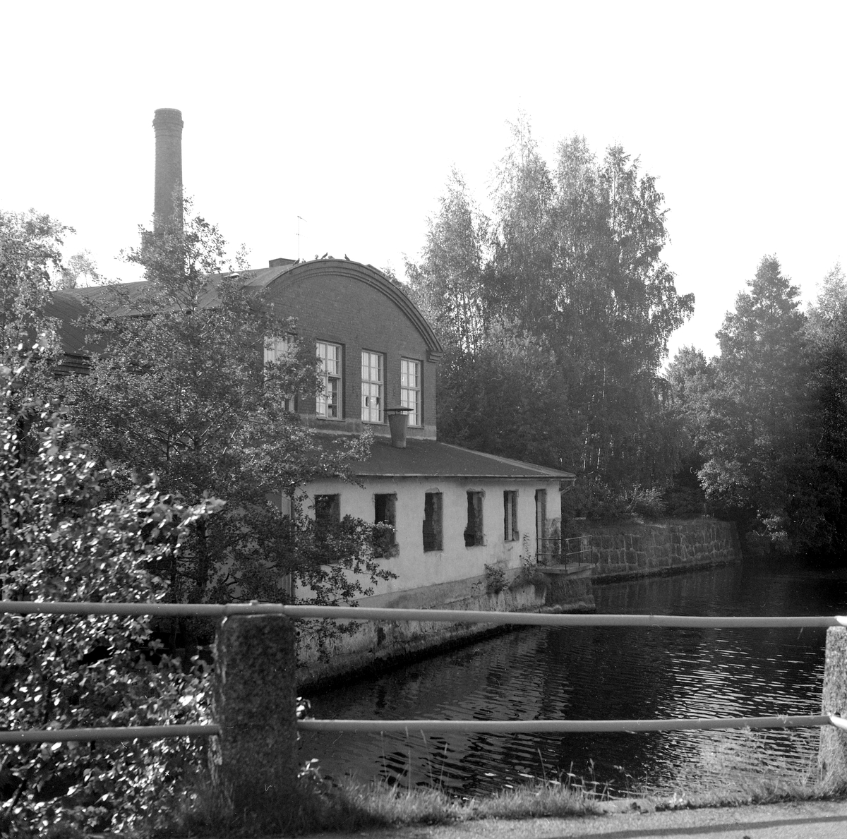 Hjulsbro AB:s fabrik invid Stångån i Hjulsbro. Verksamheten på platsen startade 1907 genom grundandet av Hjulsbro Tråddrageri- och Spikfabrik. Från 1923 ägdes fabriken av den kände bankdirektören Jonn O. Nilsson i Linköping och med honom kom verksamheten åter på fötter efter en svår period under  krigsåren och följande depression. Fabriksbyggnaden på bilden uppfördes på platsen för en äldre som blivit lågornas rov 1930. Från 1964 ägdes företaget av Halmstad Järnverk, i folkmun Hamstadstål. Här dokumenterad av Östergötlands museum inför rivning.
