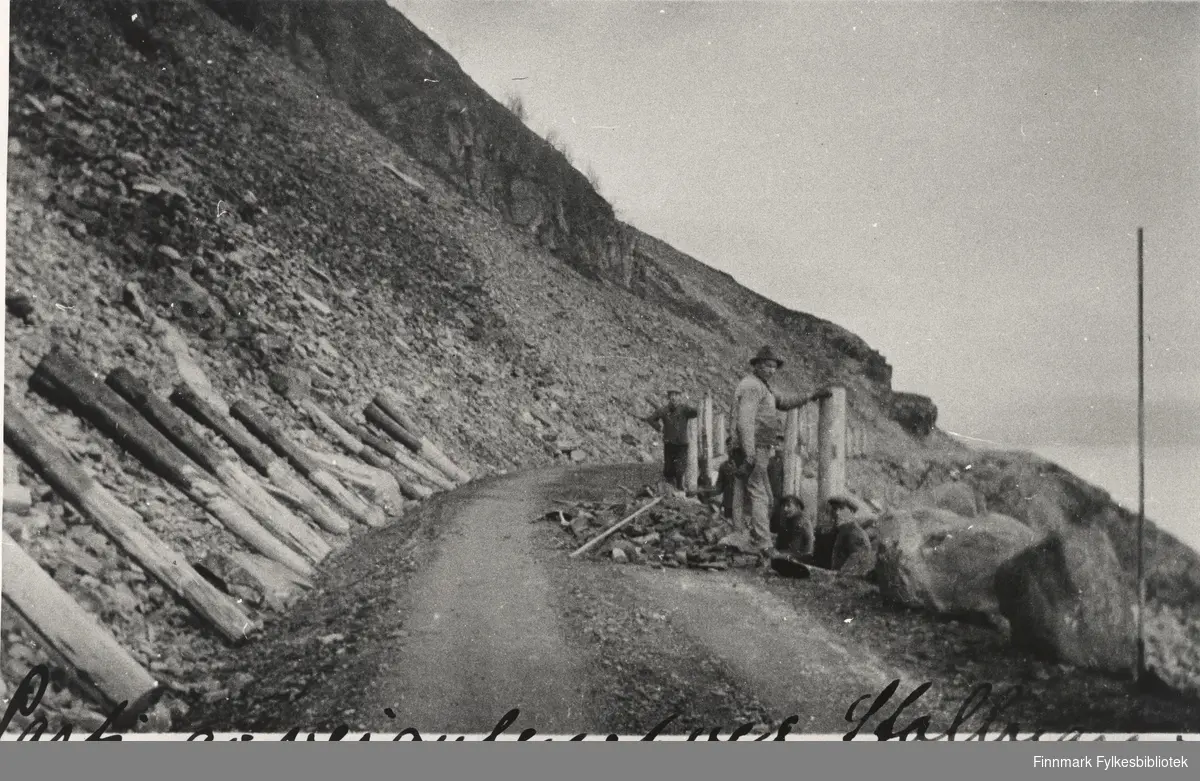 Rekkverksoppsetting ved Stallogargo, 1940. Veiarbeidere holder på å sette opp rekkverk langs en vei.