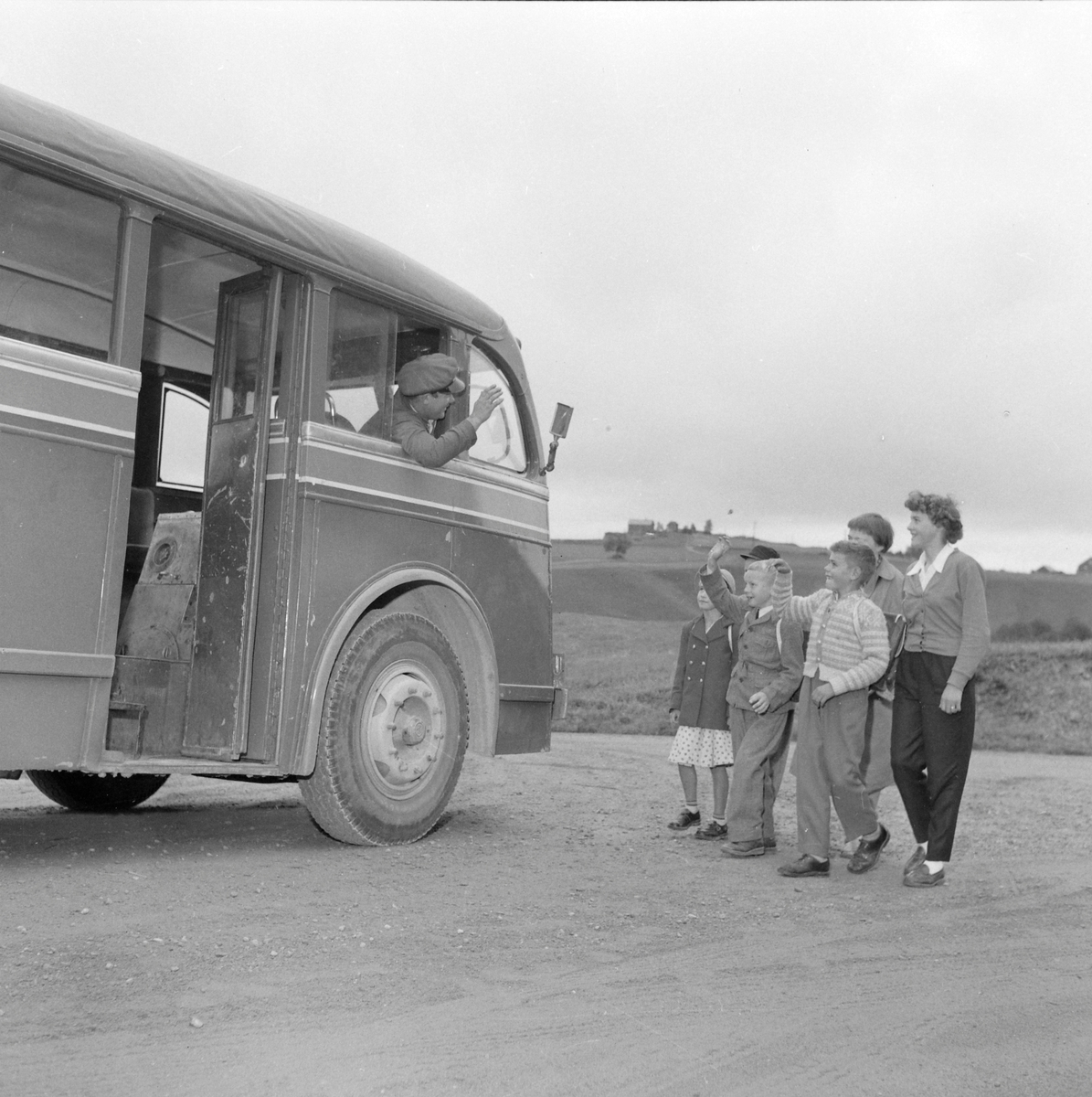 Skolebarn fra Lialøkken skole hentes av buss
