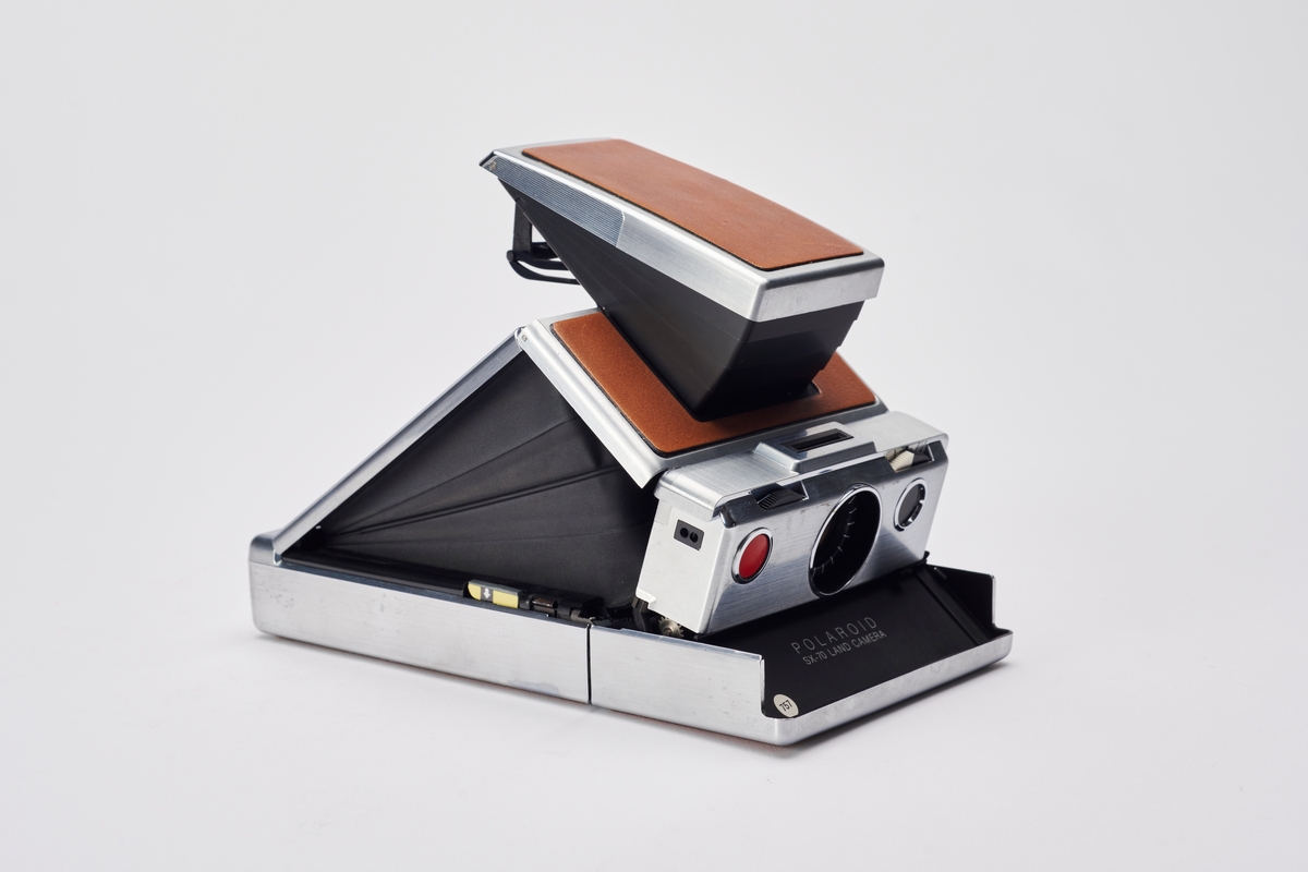 SX-70 Land Camera ble produsert av Polaroid på 1970-tallet og revolusjonerte direktebildefotograferingen. De to første modellene er avanserte speilreflekskameraer, som kan foldes sammen. Designet var spesielt og filmen var den første med en ny type bildeframstilling. Det var det første systemet som produserte et ett-trinns direktefotografi. 
Filmene lå enkeltvis i en kassett. Hvert bilde var en forseglet pakke som inneholdt et negativ, kjemikalier og et positiv. Bildet kom automatisk ut av kameraet og kunne sees i løpet av 2 minutter, men trengte noen minutter til før det fikk sitt endelige uttrykk. I filmkassetten var også batteriet som ga strøm til kameraet og blitsen.