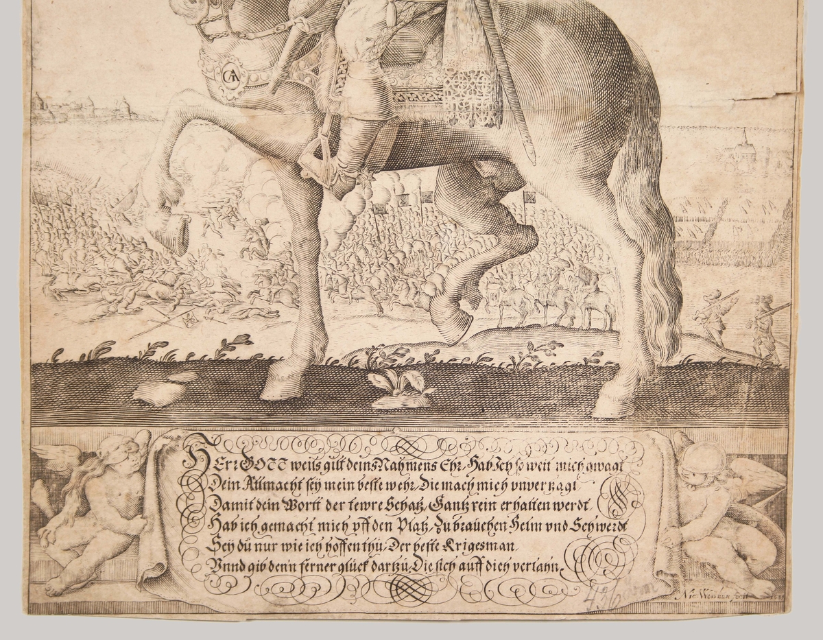 Föreställer Gustaf II Adolf sittande på hästryggen, med sin arme i bakgrunden. På var sida, vapensköldar med tre kronor och lejon.