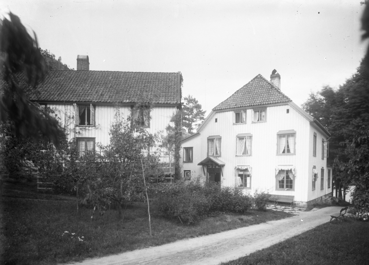 Husene på Frøvik gård, 1890 årene.