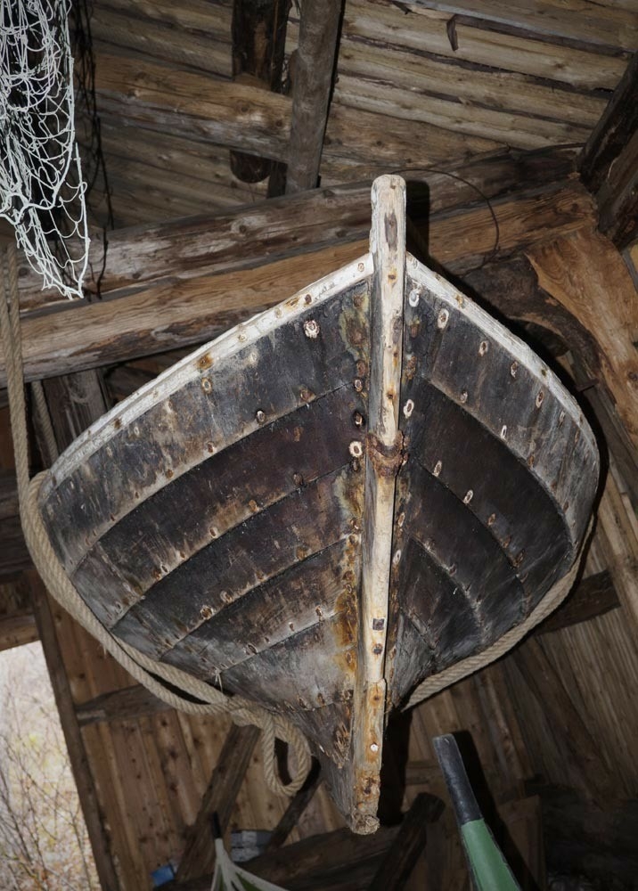 Denne båten, av typen spissbåt, er klinkbygd og har seks bordganger og tre rom. Den har to tofter, mulig det har vært tre og plass for ett til to par årer. Det følger med mast, segl (snesegl og fokk) og tiljer. Keipene er av tre. Båten er reparert og noen borddeler er skiftet ut. Båten er i dårlig forfatning, dårlig kjøl, rustne klink og sprekk i fjerde bordgang babord side. Båten har ikke motor.