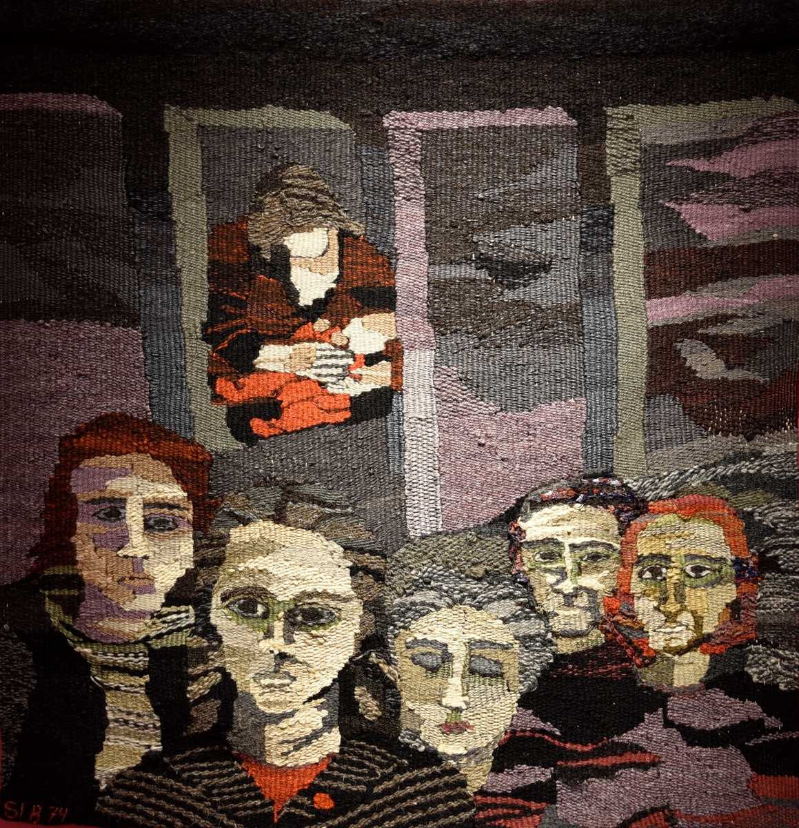 I förgrunden syns fem kvinnohuvuden en face. I bakgrunden syns en kvinna med ett barn mot en fond av fyra höghus. Färgerna går i grått, rött, vitt och rödbrunt.