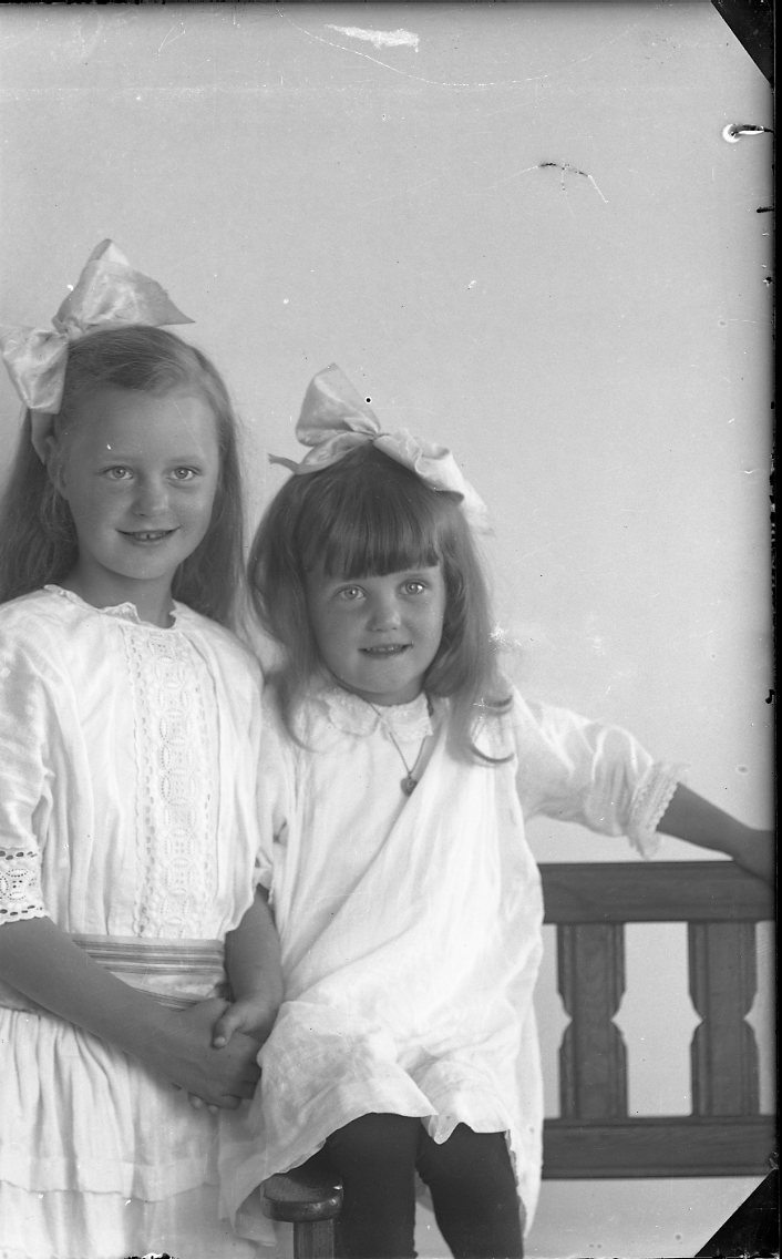 Två små flickor med rosetter i håret. Barnen Hill i Brötjemark