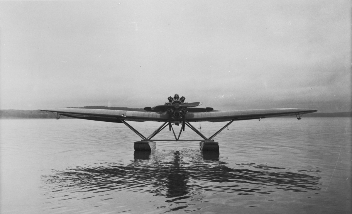 Flygplan S 5, Heinkel He 5 Hansa, med flottörer, kör på vatten ca 1927-1935. Vy framifrån. Eventuellt på sjön Roxen.