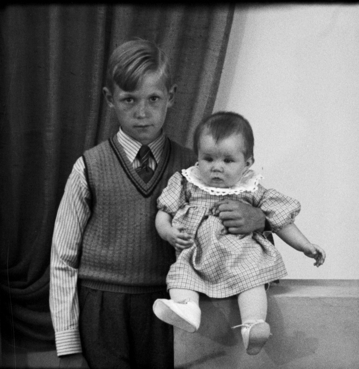 Ateljéporträtt - syskon, Uppland 1937