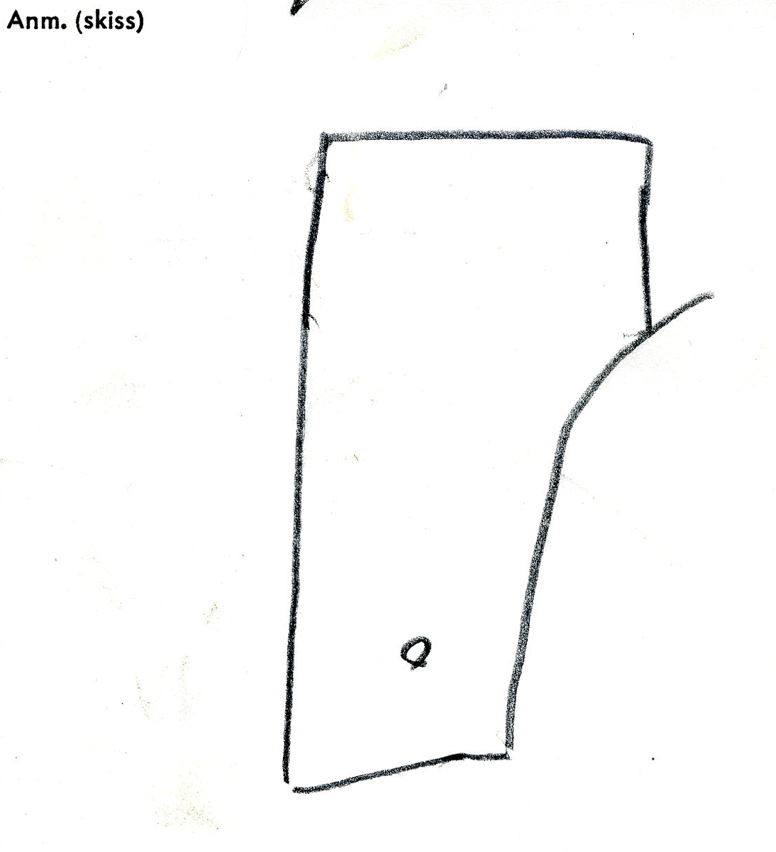 Knä. Platt, rektangulärt trästycke som smalnar av i ena änden. Ett ej genomgående bulthål på vardera sida.