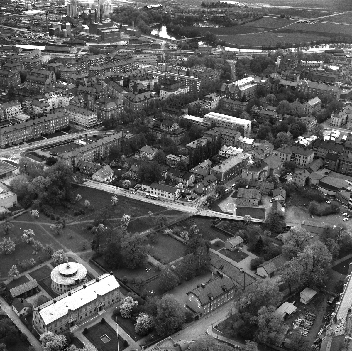 Flygbilder över centrala Linköping 1968. Domkyrkan, Stora torget, Ågatan, Stadshuset,