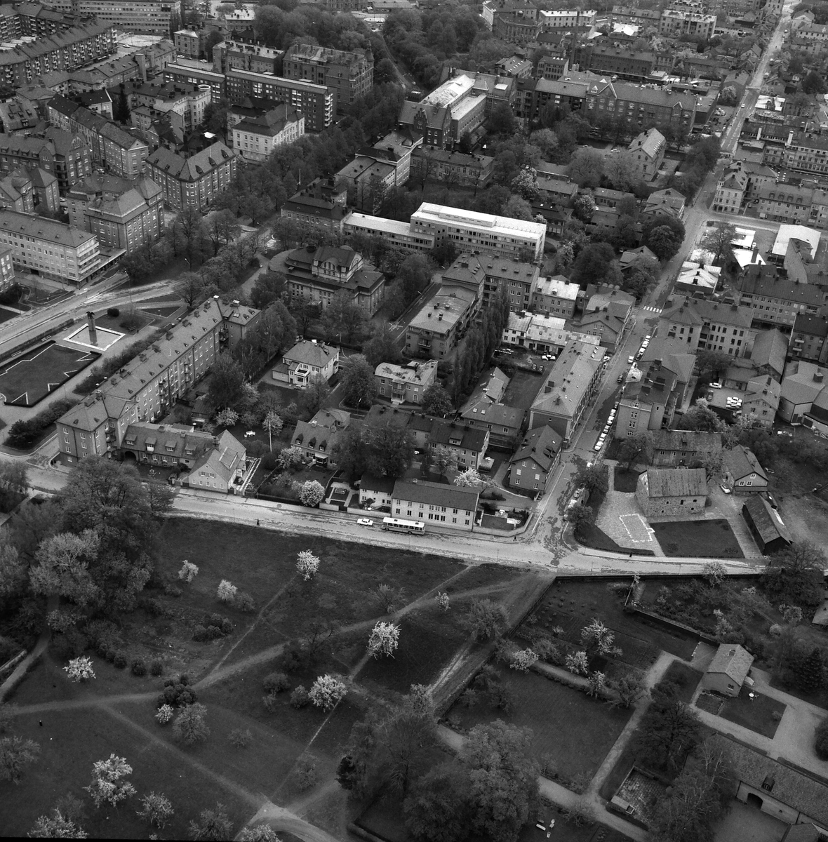 Flygbilder över centrala Linköping 1968. Domkyrkan, Stora torget ...