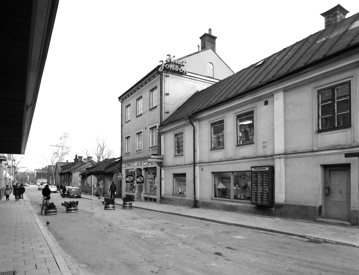 Bilder från Repslagargatan 31 till 33 och Nygatan 20 före rivning av kvarteret, Knut Johnsson och Betelkyrkan. 1969.