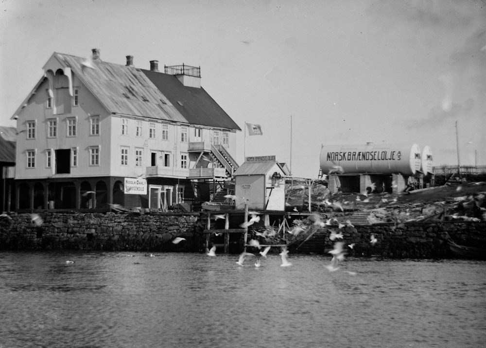 Røst. Kårøya og Helgesenhuset, legg merke til utkikksposten/altanen på ...