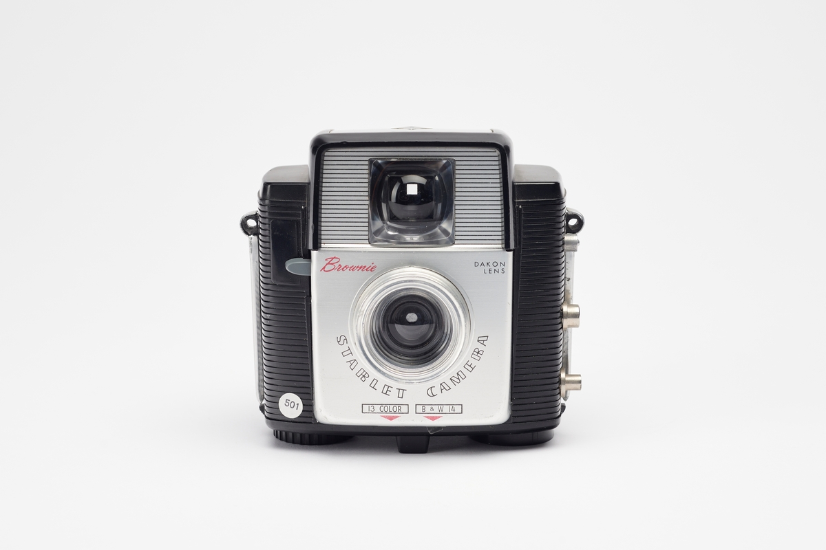 Brownie Starlet ble produsert av Kodak fra 1957 og frem til 1962. Dette er et enkelt viewfinder-kamera med Dakon objektiv, fast fokus og mulighet for avtagbar blits på siden. Negativene har et format på 4 x 4 cm på 127 rullfilm. Kameraet er en av de poulære modellene fra Brownie "Star"-serien.
Dette er den amerikanske modellen, men det ble også produsert en fransk modell med noen endringer i påført tekst. 
Kodak innførte benevnelsen "Dakon" for objektiv lagd av akryl plastikk tidlig på 1950 tallet. "Acrylic plastic" ble utviklet gjennom 1930 tallet,  kjent som "Acrylic glass", men også "Plexiglass". Produktet ble stadig videreutviklet til flere bruksområder, og med andre benevelser.
Kodak introduserte denne nyvinningen i sin kameraoptikk, og den ble først tatt i bruk for Kodak Brownie Star- serien; Starlet og Starflash.
Blant fordelene med bruk av plastprodukter, var lavere produksjonskostnader, og dermed rimeligere produkter for forbrukeren. Dakon objektiver kunne ha en kortere levetid enn tradisjonelle objektiver av glass, og varierende kvalitet for det fotografiske resultatet. 
"Dakon" blir av Kodak, først tatt i bruk som benevnelse på en enkel lukker, brukt i ulike foldekameraer gjennom 1930 og 40-tallet.