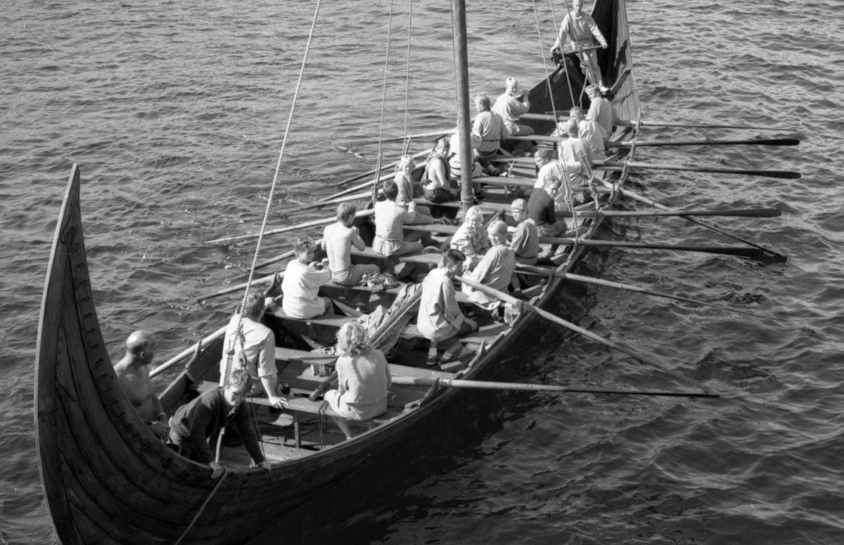 Motiv fra Sunnmøre Museums deltagelse i 1000- års markeringen av slaget ved Hjørungavåg. Replikaen Kvalsundskipet fotografert fra båten Heland.