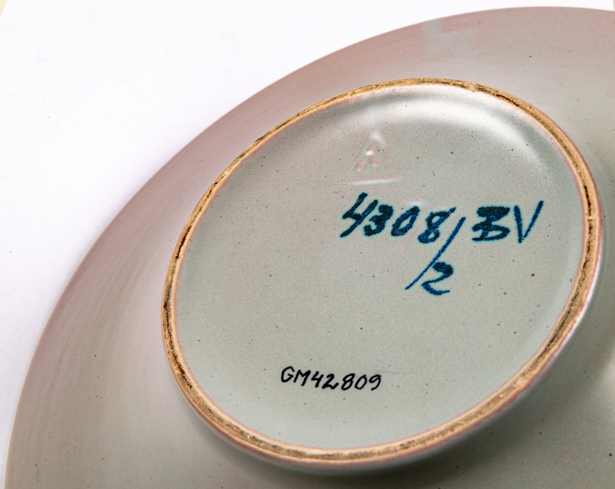 Handmålad skål i modell 4308 med dekor BV; med blå och vita bärkvistar på duvblå botten, blå rand i botten. Formgiven av konstnär Eva Jancke-Björk 1934.