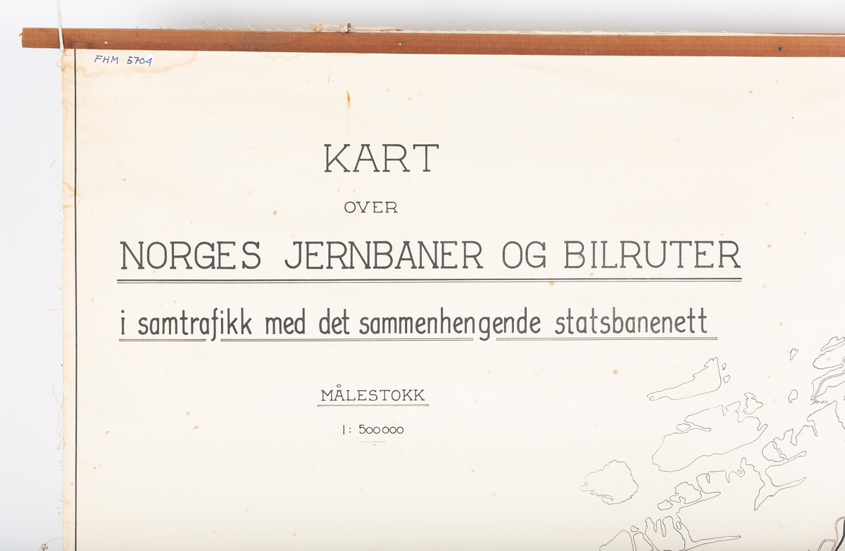 Kart over Sør-Norge. Papir på lerret, rullet opp på trestokk.