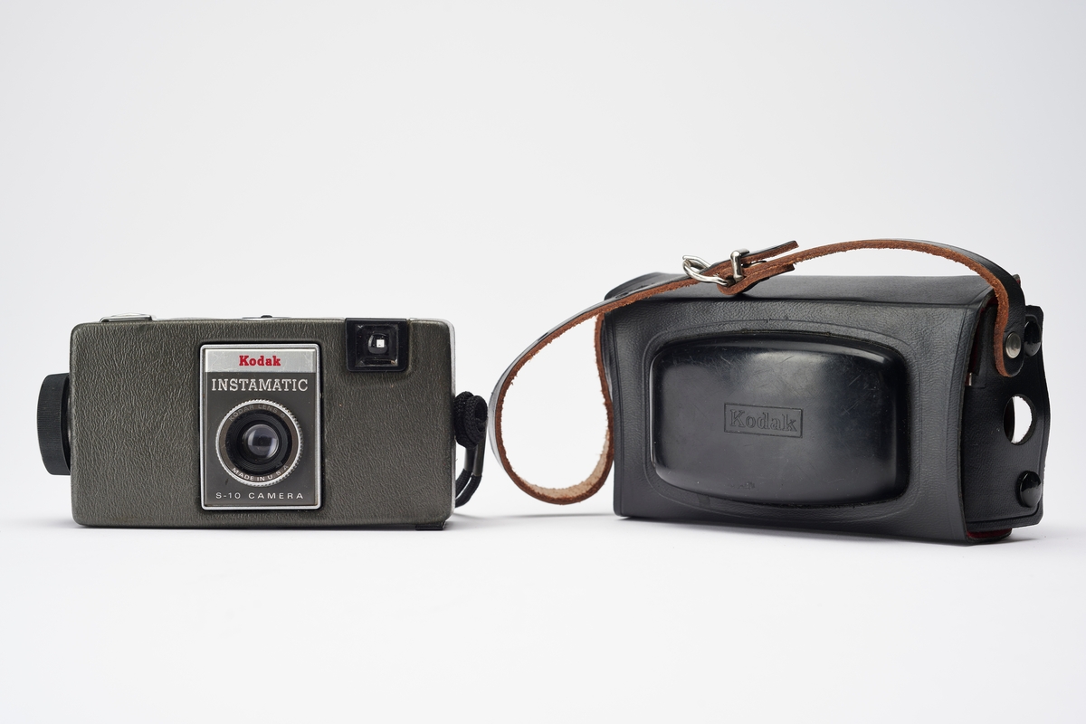 "Load it, you'll love it" var slagordet til Instamatic-serien, produsert av Kodak. Serien ble introdusert sammen med en ny kassettfilm. Denne, 126 kassettfilmen, designet av Dean M. Peterson (1931-2004), gjorde det umulig å lade kamera feil og ble en stor suksess. Instamatic 50 ble introdusert for det engelske markedet i februar 1963, en måned før USA lanserte sin første modell, Instamatic 100. 
Instamatic  S-10 er et enkelt 126 kassettkamera, produsert fra 1967 til 1970. Kameraet er utstyrt med en f9.5/35 objektiv (kollapsibelt), 1/20 og 1/125 sekunder lukker og kontakt for å sette på blits i form av "flashcubes". Med kamerahus i lærkledd metall er dette kameraet mer solid enn andre typiske Instamatic-kameraer. Filmtransport utføres ved å vri hjulet på siden av kameraet.
Kamerafutteral medfølger.