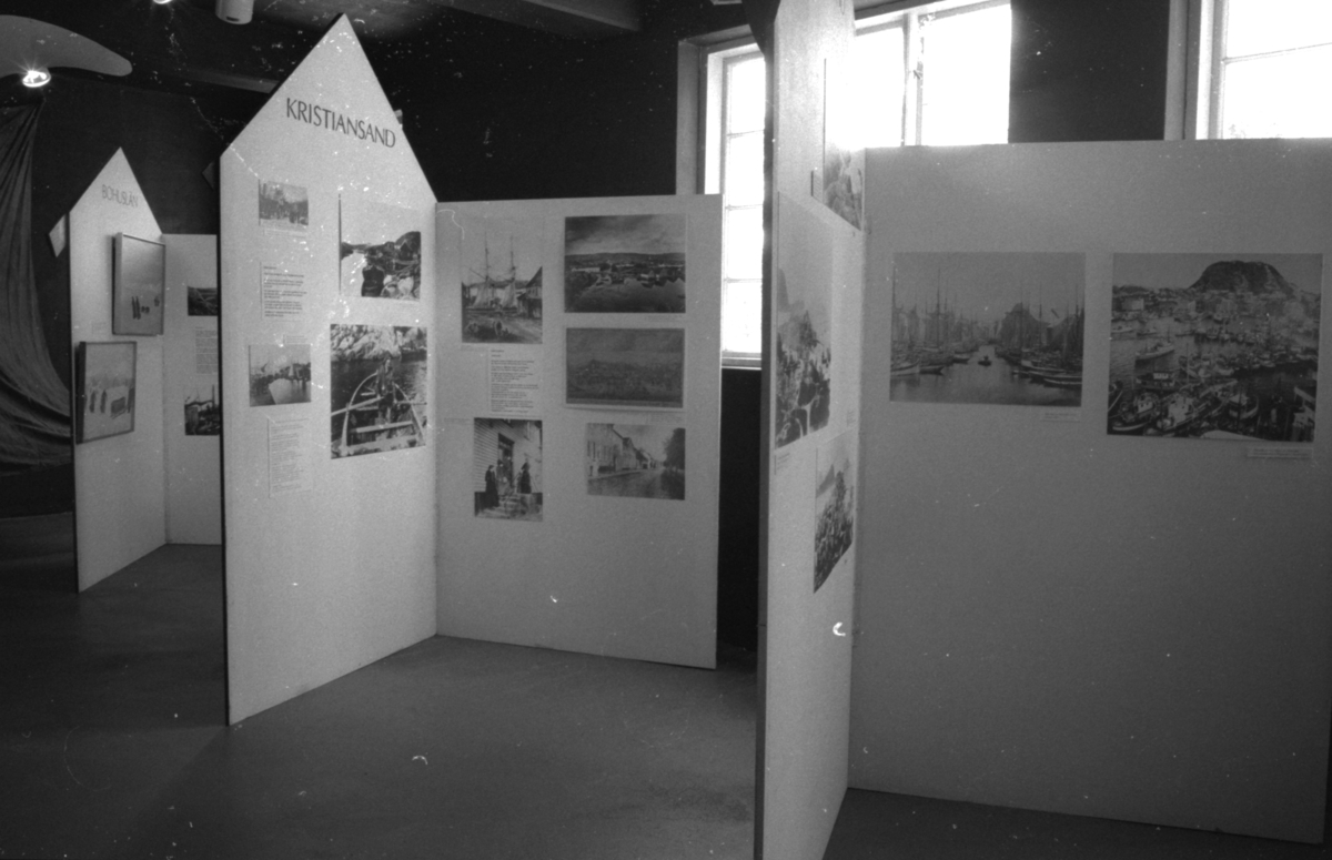 Dokumentasjonsbilder i serie av vandreutstillinga "Nordisk hav" fra 1987. Gjenstander, tekstiler og bilder fra forskjellige nordiske områder.