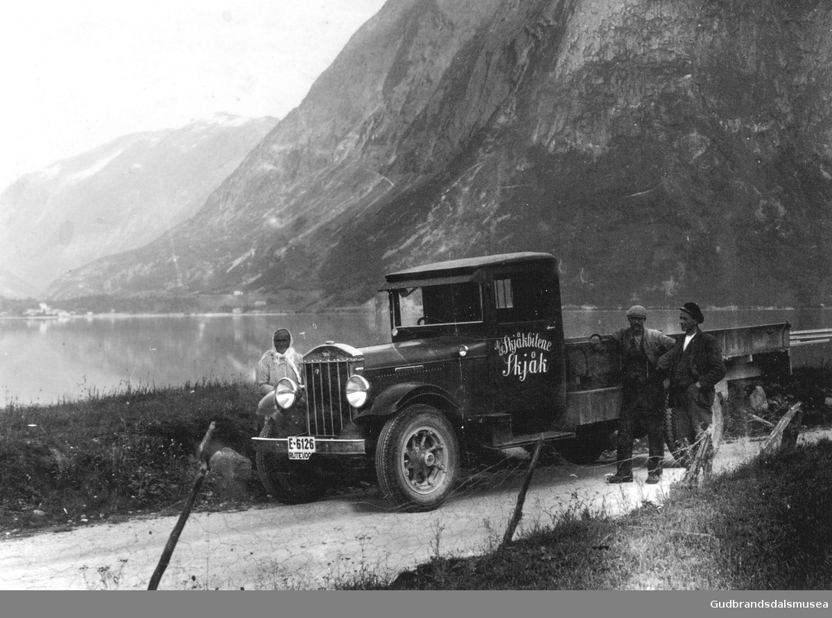 Ein lastebil frå A/S Skjåkbilene ved Strynsvatnet. Anne Ånstad (f. Hyrve 1890?) t.v. og Torbjørn Haugtredet (f. 1901 t.h.