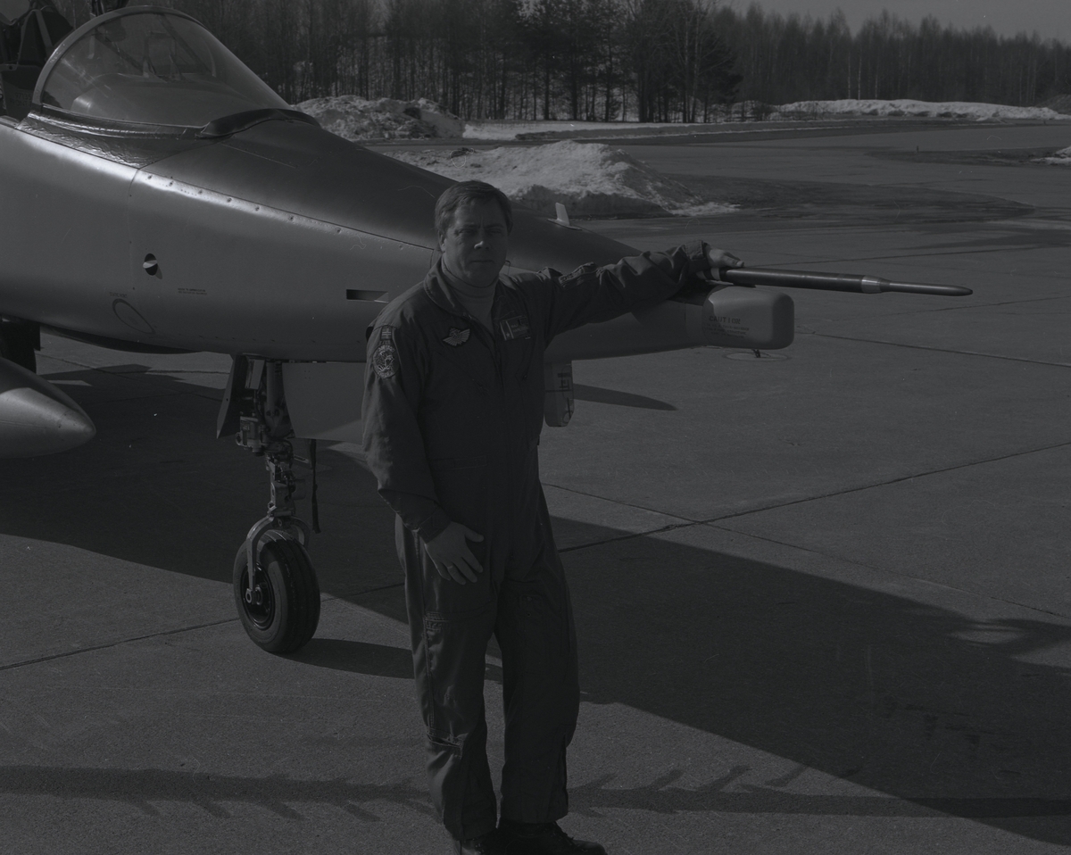 Major Geir Harildstad foran Northrop F-5 på Rygge 1987.