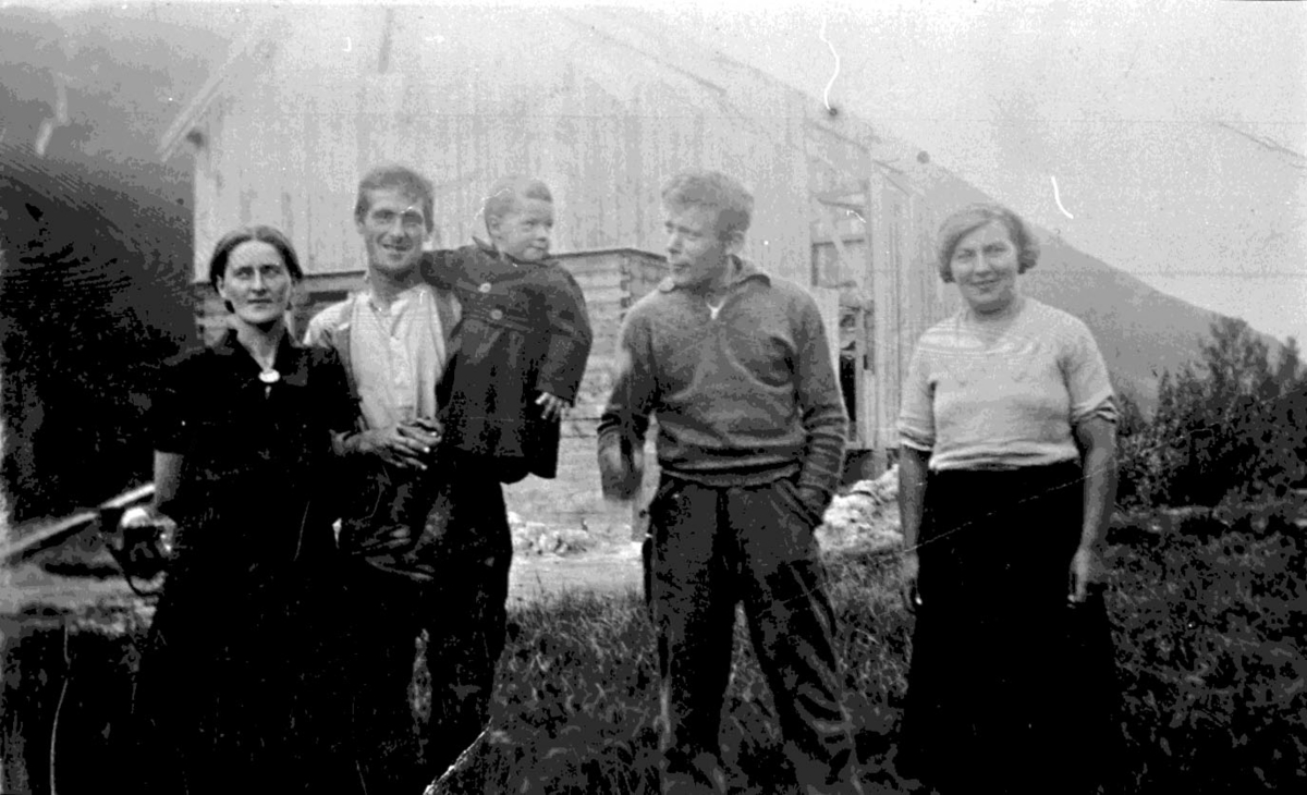 Gruppebilde foran fjøs, Laksvatn 1930-tallet.