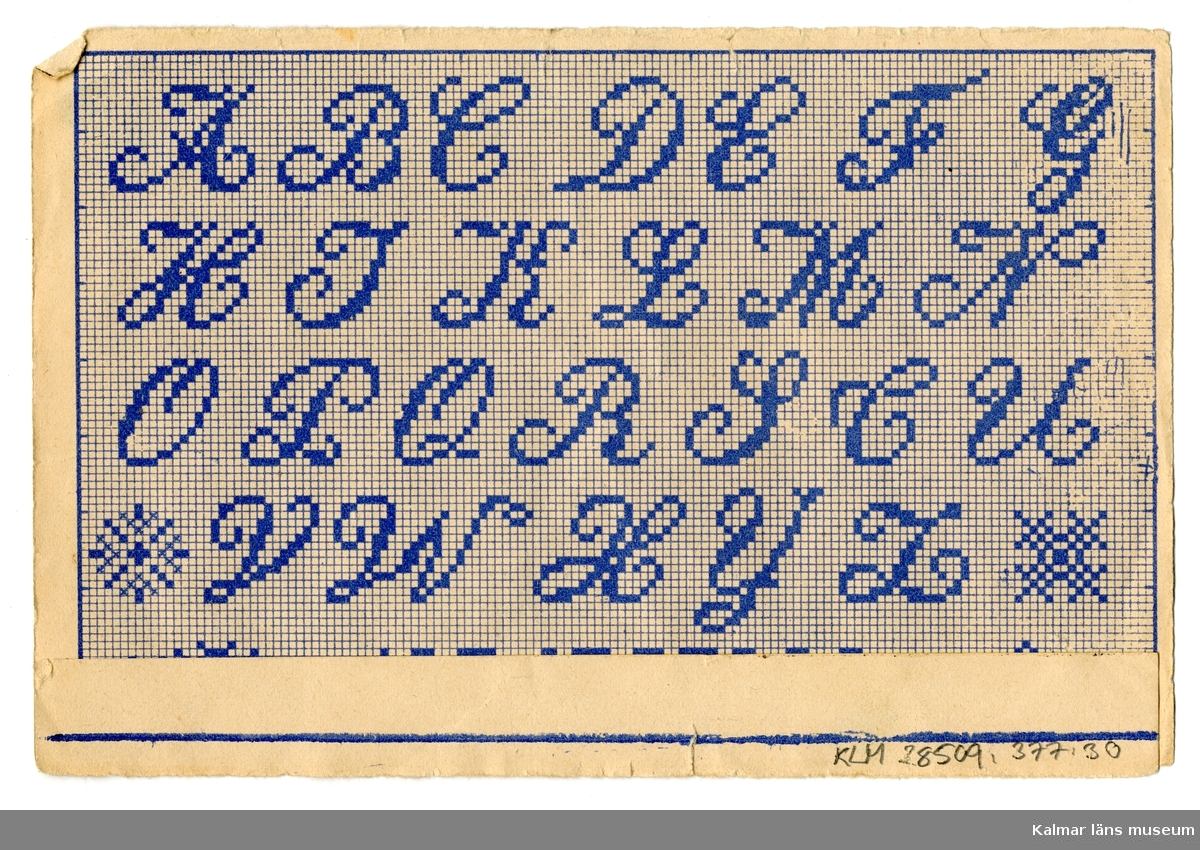 KLM 28509:377:30. Mönster, broderimönster. Av papper. På ena sidan ses två tryckta motiv i färg, föreställande olika korsstygnsmönster. På andra sidan ses alfabetet A-Z i blått.