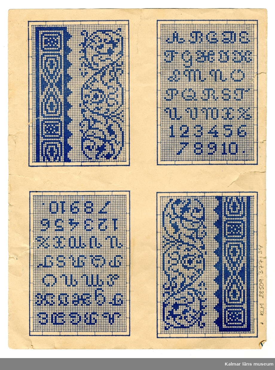 KLM 28509:377:34. Mönster, broderimönster. Av papper. På ena sidan ses fyra olika mönster, varav två blomstermotiv, tryckta i färg. På andra sidan ses alfabetet och siffror, samt två andra motiv, tryckta i blått.