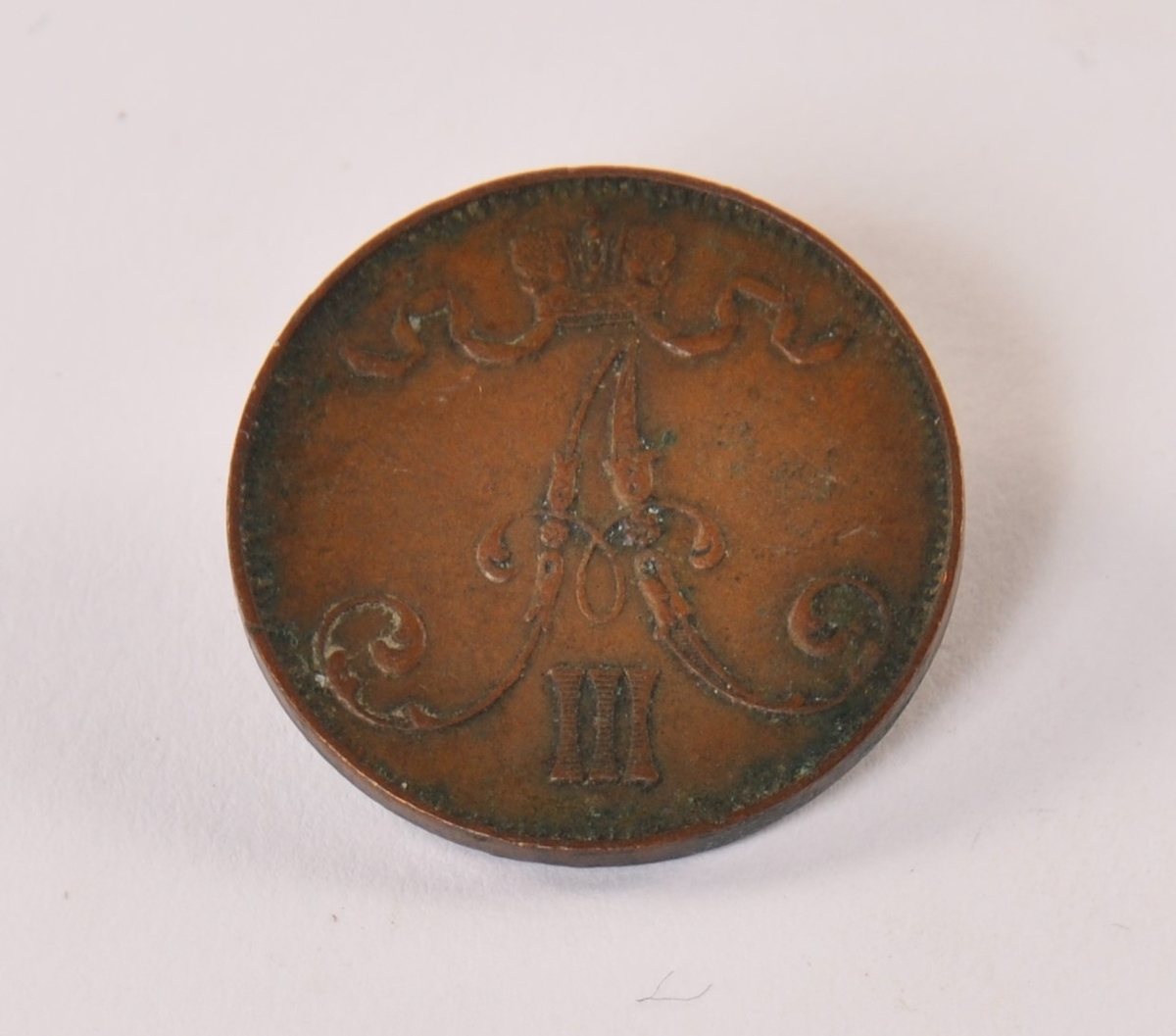Finsk mynt av bronse. Reversen: 5 penniä 1888. Aversen: monogram Tsar Alexsander III