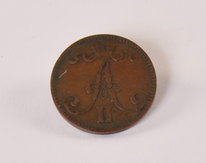Finsk mynt av bronse. Reversen: 5 penniä 1867. Aversen: monogram Tsar Alexsander II