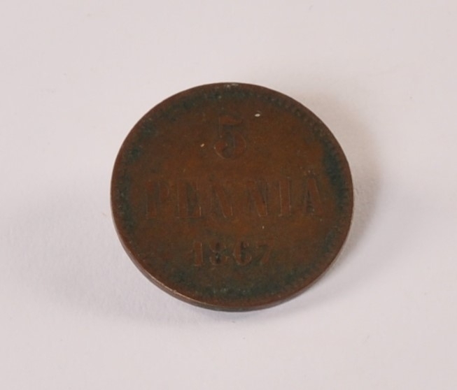 Finsk mynt av bronse. Reversen: 5 penniä 1867. Aversen: monogram Tsar Alexsander II
