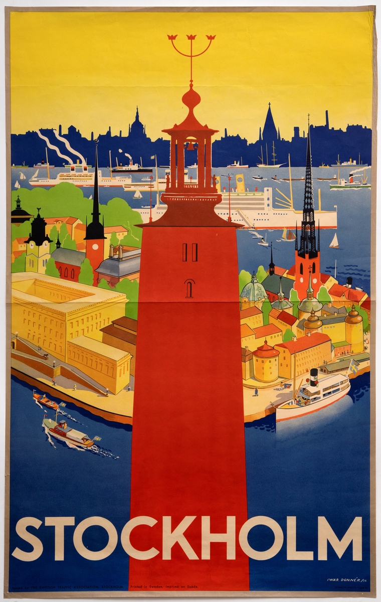 Byscene med sterke, klare farger. I bakgrunnen er det en mørkeblå bysilhuett med gul himmel over. I forgrunnen er det fremstilt et stort rødt tårn (tårnet til Stadshuset i Stockholm), med blå sjø med skip og båter rundt bebyggelse bak.