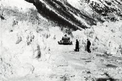 Ein Bulldoser ryddar eit stort snøskred ved Ramsteina i Vetl