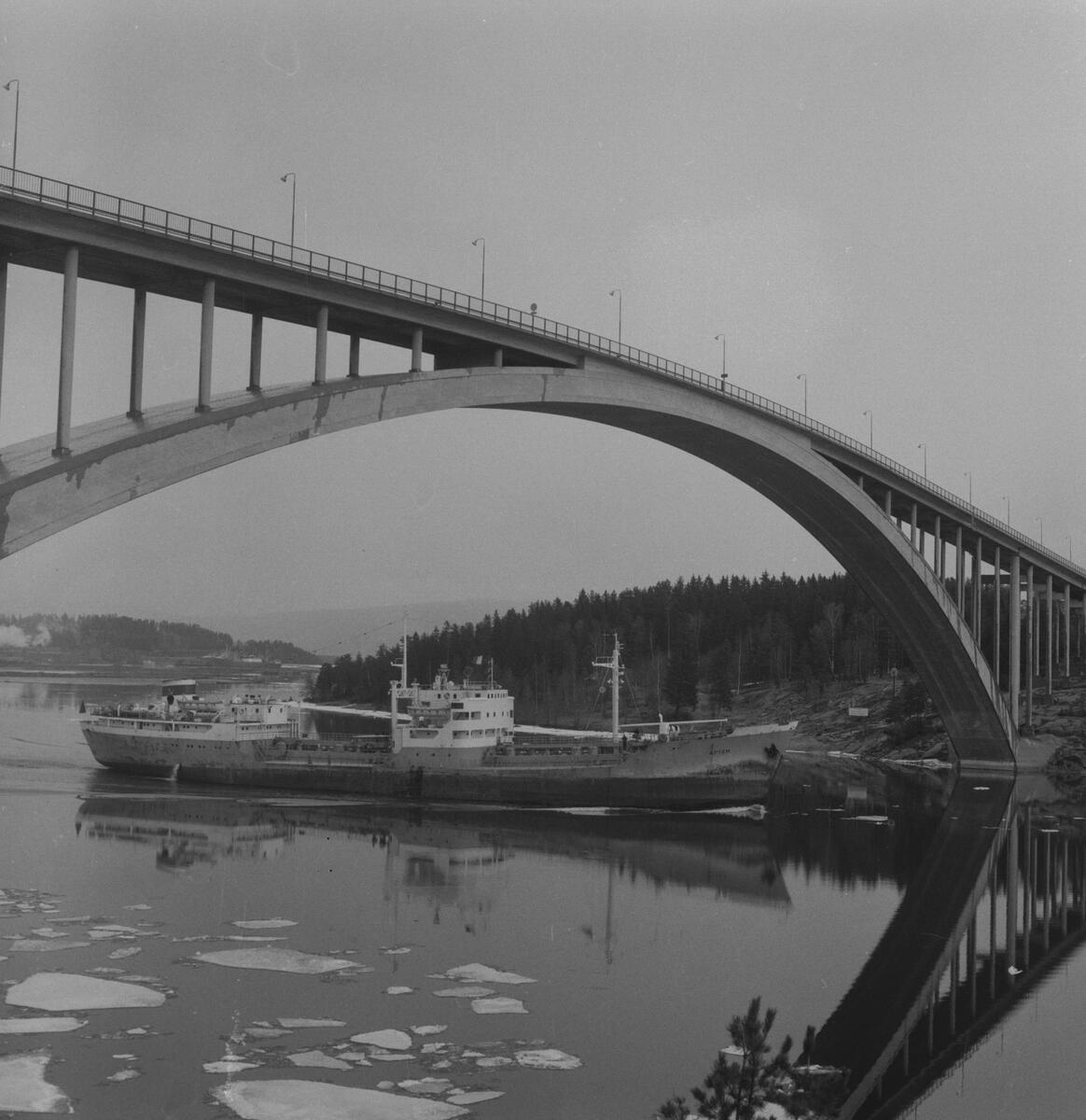 Fartyget Artem vid Sandöbron
