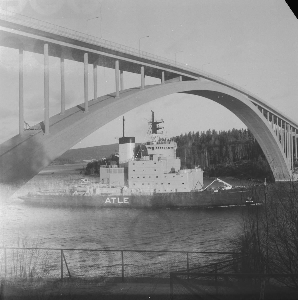 Fartyget Atle vid Sandöbron
