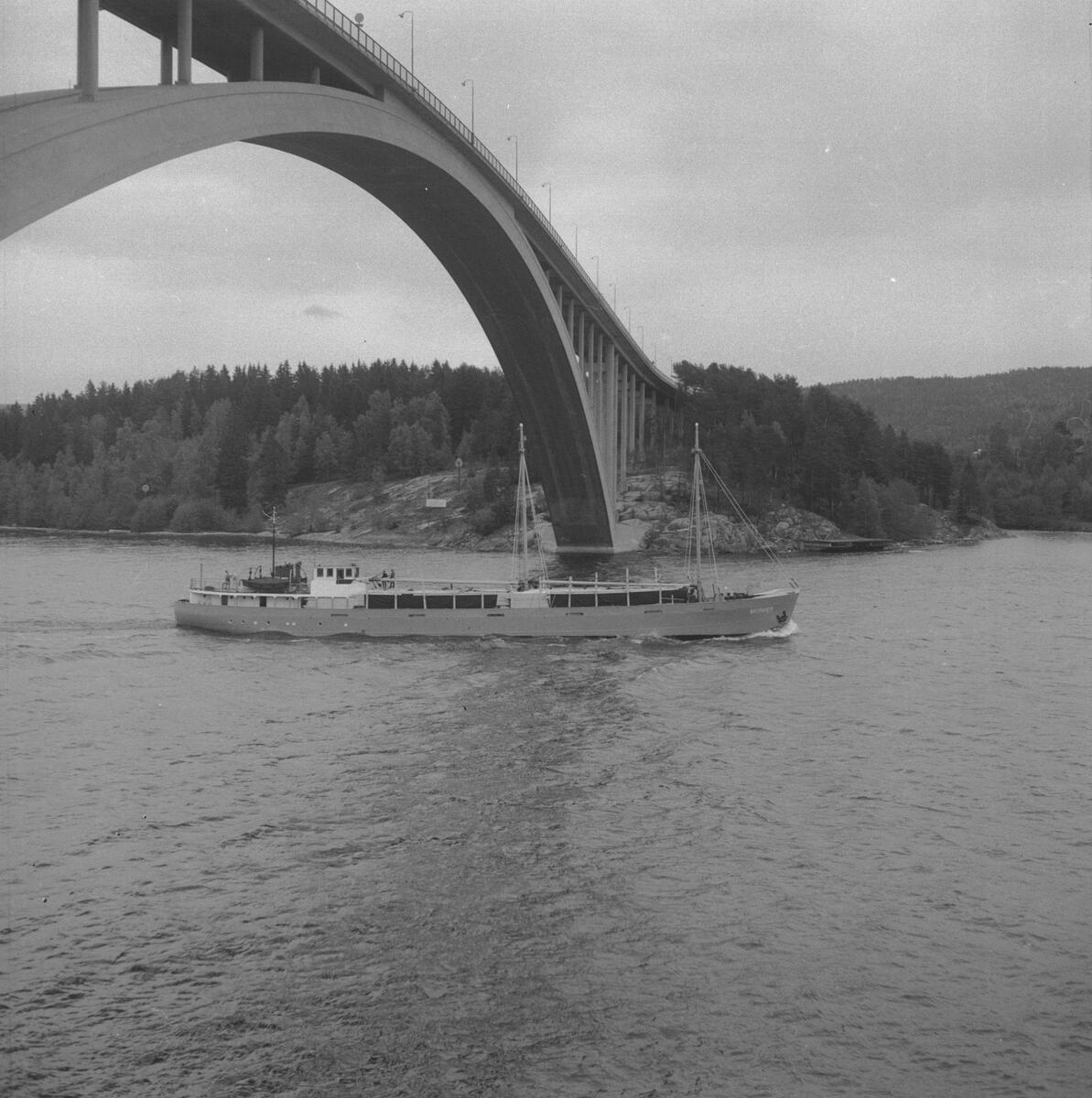 Fartyget Batavier vid Sandöbron