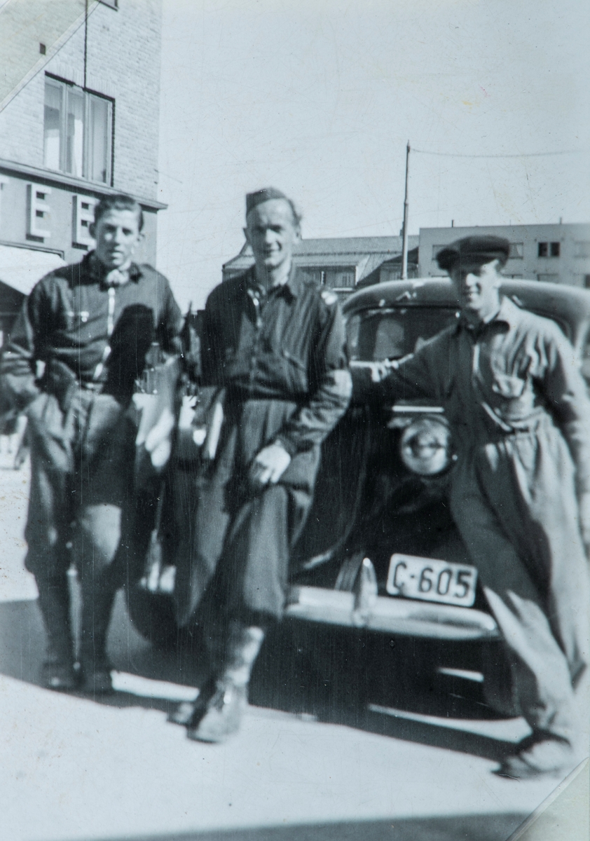 Bilder fra frigjøringsdagene i mai 1945. Gruppe 3 menn ved Østre Torg. Fra venstre: ukjent, Bjarne Maurud og Odvar Engstad.