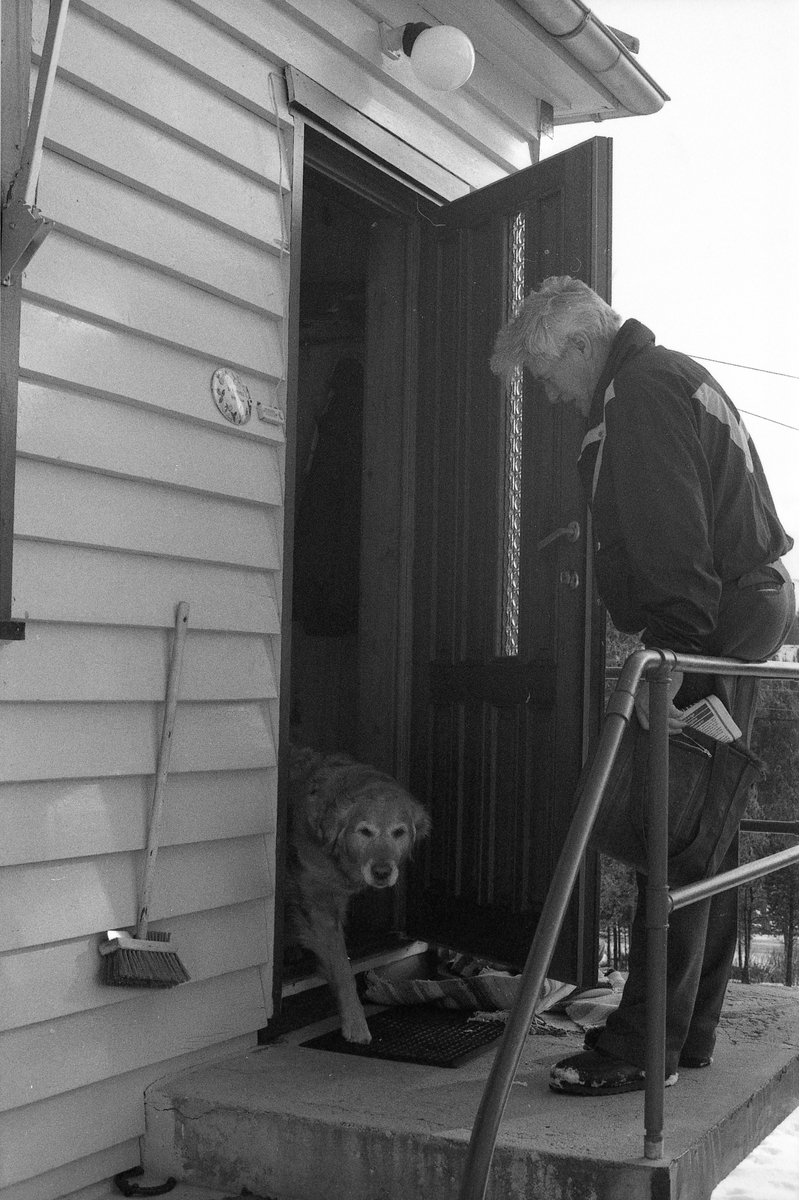 Mann låser seg inn hjemme og blir møtt av en hund i døra