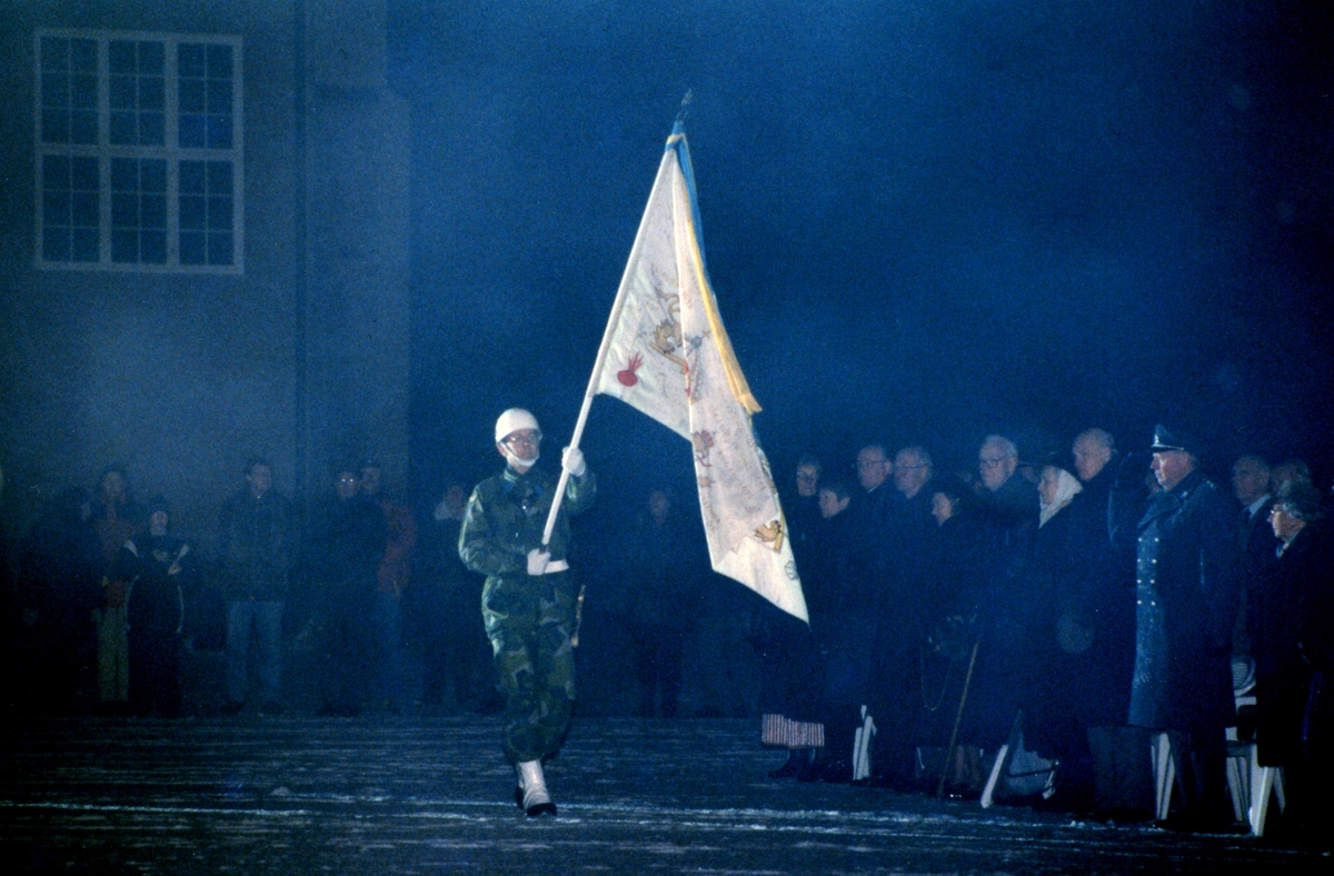 Fanvakten med officerare ur regementet. Nedläggningsdagen den 30. december 1997: Avslutningsceremoni på kaserngården sen eftermiddag i mörker med eldar, strålkastare och ett kraftigt snöfall som bidrog till en mycket speciell stämning.
Livgrenadjärregementet (I 4/Fo 41) var ett infanteriförband inom svenska armén som verkade i olika former åren 1928–1997. Förbandsledningen var förlagd i Linköpings garnison i Linköping. Försvarsområdesstaben vid Livgrenadjärregementet avvecklades den 31 december 1997 vilket i praktiken innebar att även regementet avvecklades.