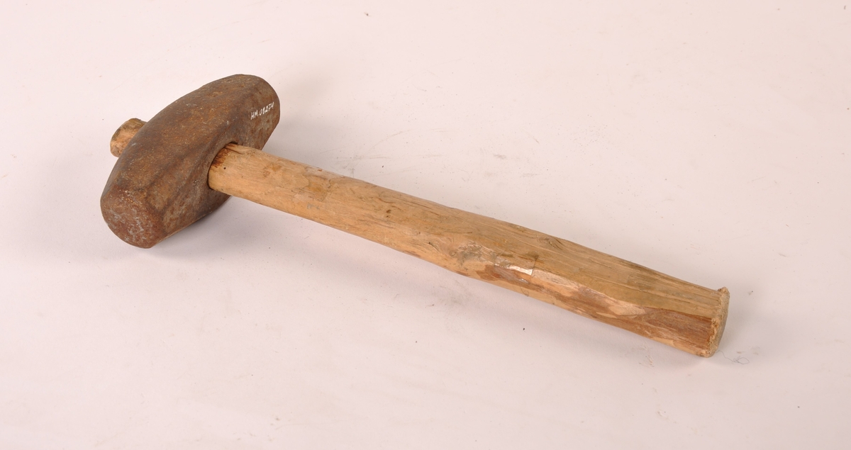 Feisel, eller stenhoggerhammer, i jern med treskaft.