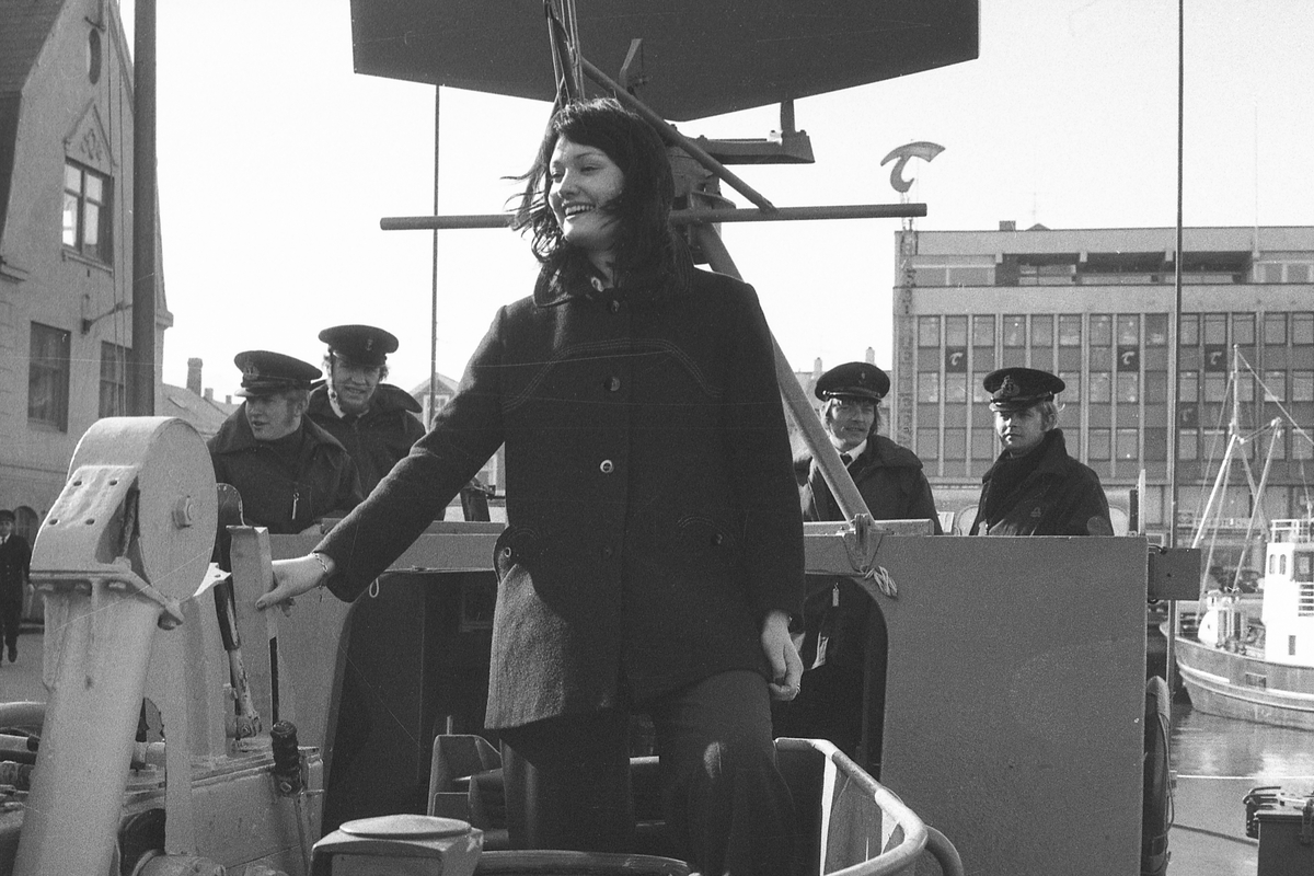 Ung kvinne ombord i marinefartøy ved dampskipskaia i Harstad.