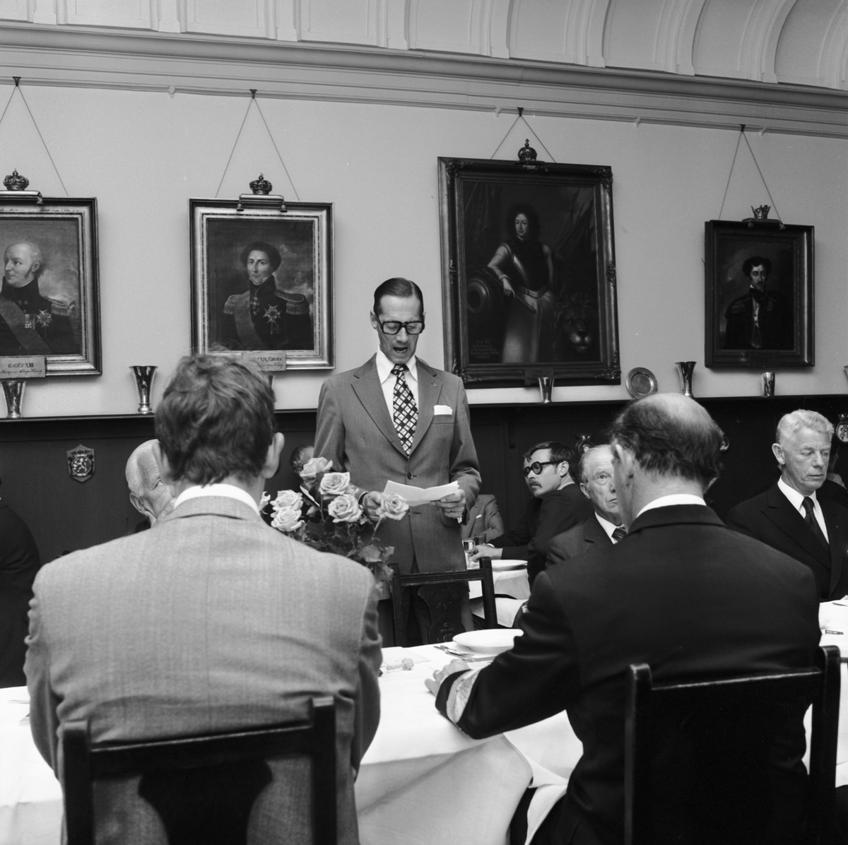 Bilden visar personal från Marinen och Karlskronavarvet på en middag efter torpedbåten Luleå T-139 sjösättning. Generaldirektören för FMV, generallöjtnant Ove Ljung står vid bordet och håller ett tal.