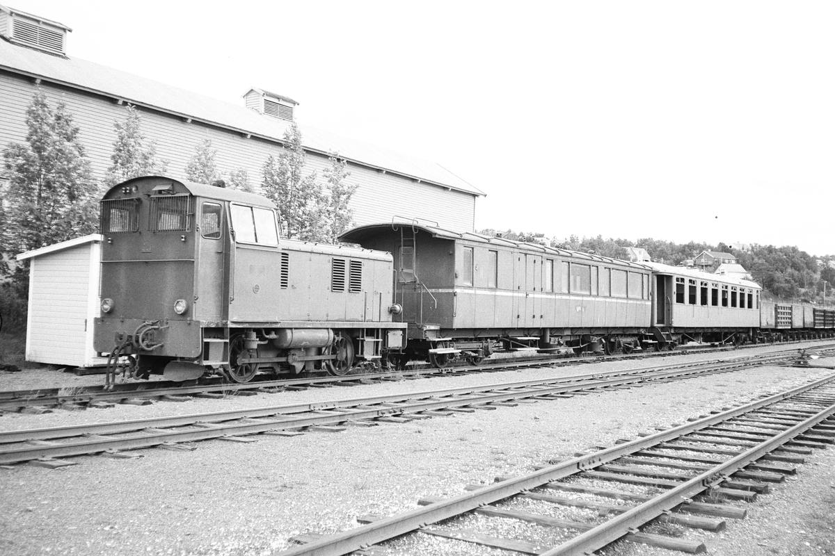 Sulitjelmabanens diesellokomotiv TYR, personvogn litra BFo nr. 2 og Bo nr. 159 Finneid stasjon etter banens nedleggelse
