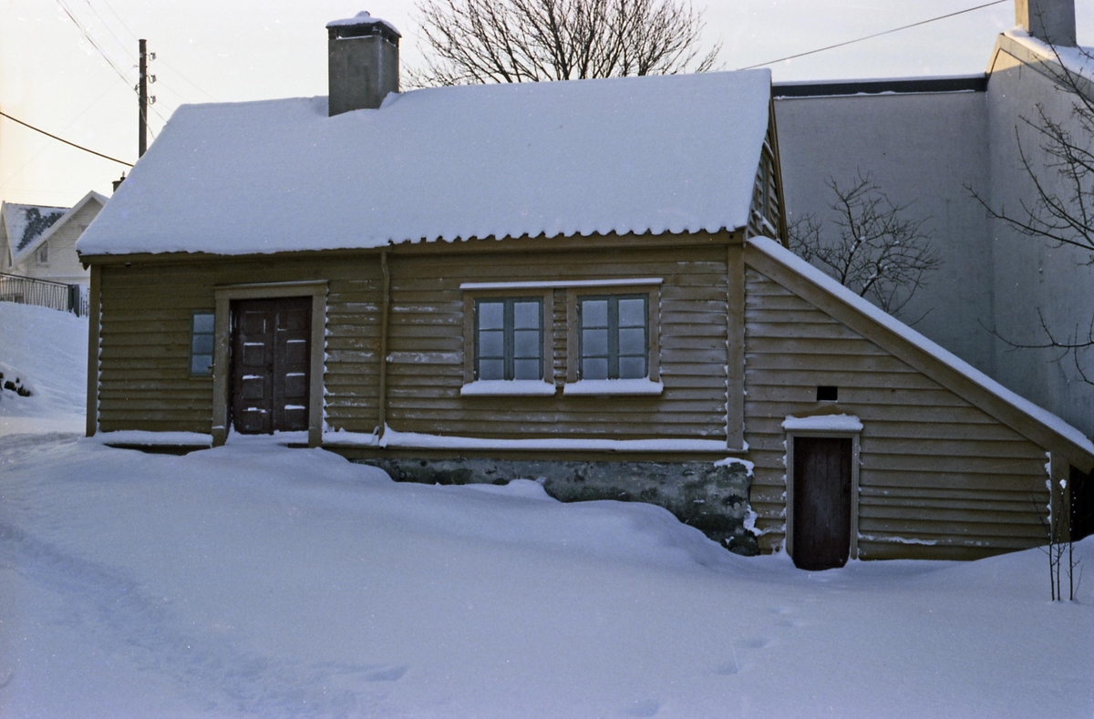 Losahuset og Stavahuset julen 1981. Eksteriør.