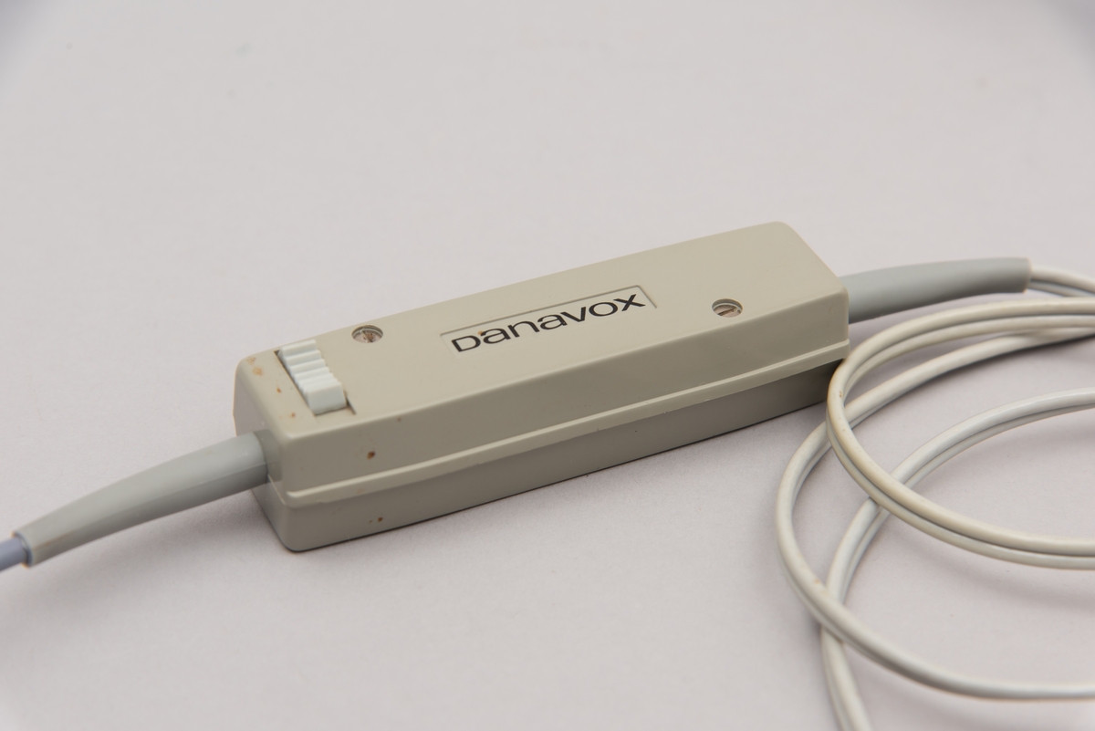 Et sett med øreplugger. Merket er kalt Hodemikrotelefon STETOMIKE. Var levert av Televerket. Produsert av Danavox International.
Settet består av hodetelefon med ledninger og plugg til uttak, samt bruksanvisning, flere typer ekstradeler til selve ørepluggene, samt lukkbar mappe/etui i mørk blå plast.