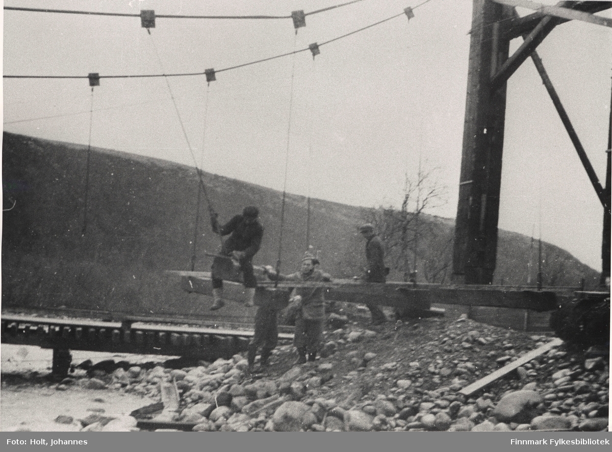 Montering av tverrbærere, personene er ukjente. Storelv bru i Børselvfjellet, 1946.