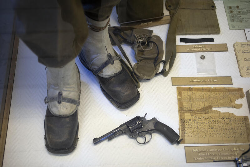 Gjenstander frå utstillinga i Bjørn West, inkludert sko og ein pistol