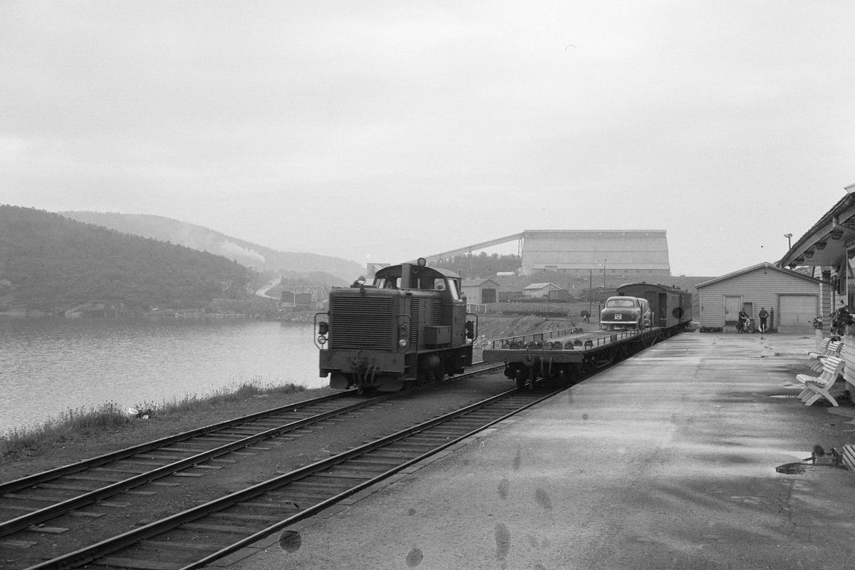 Sulitjelmabanens diesellokomotiv SAULO på Finneid stasjon. Blandet tog i spor 1